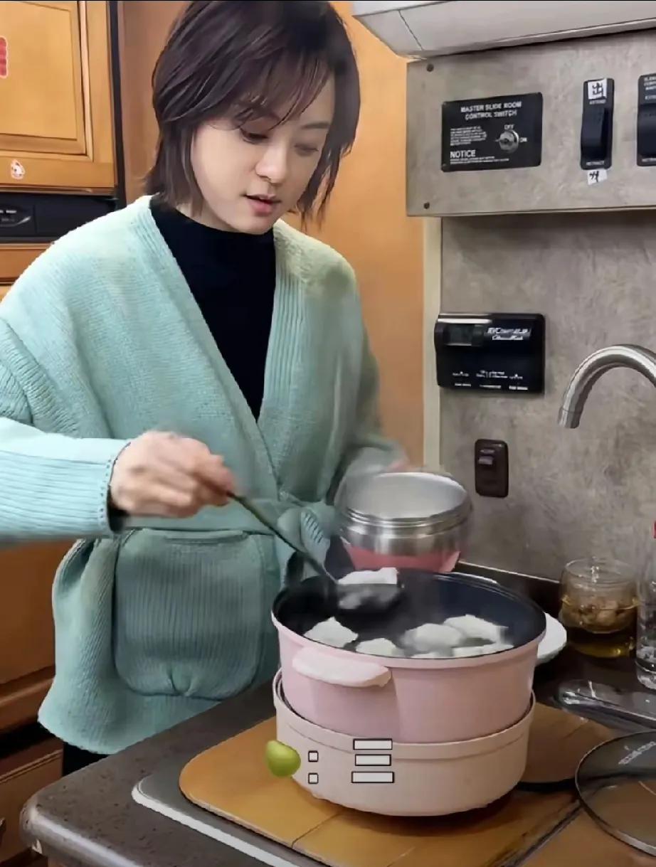 冬至到，孙俪在剧组房车开启“美食小灶”！别人过节忙赶场，她却在房车上悠然煮饺子，