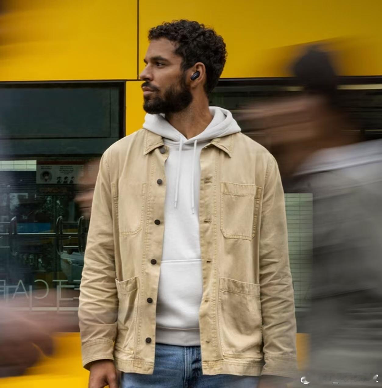 降噪耳机在日常生活中真的是很实用的物品。工作时可以让你避免外界干扰，保持专注力；