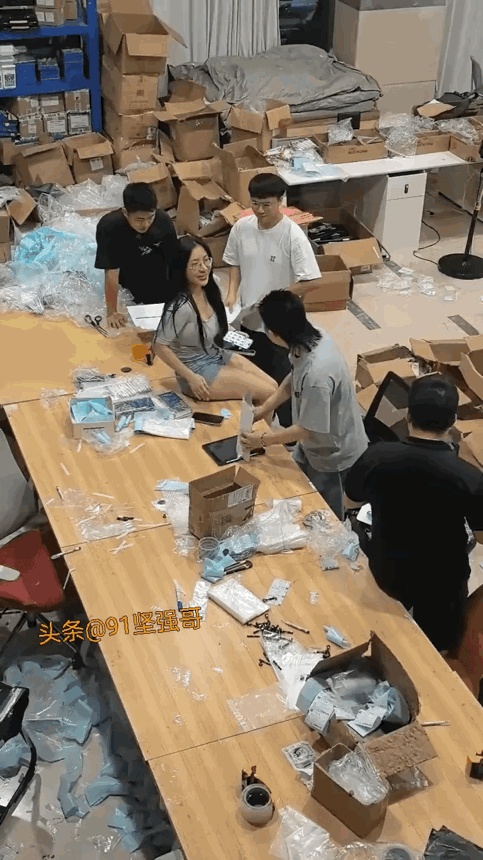 4个男人都愿意加班的原因是什么呢？[微笑]
