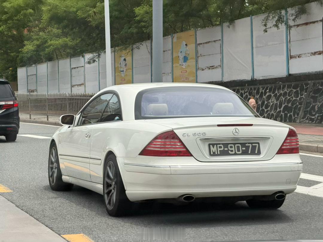 四眼蝴蝶奔C215 CL600，足够稀有～白色很雅奔驰