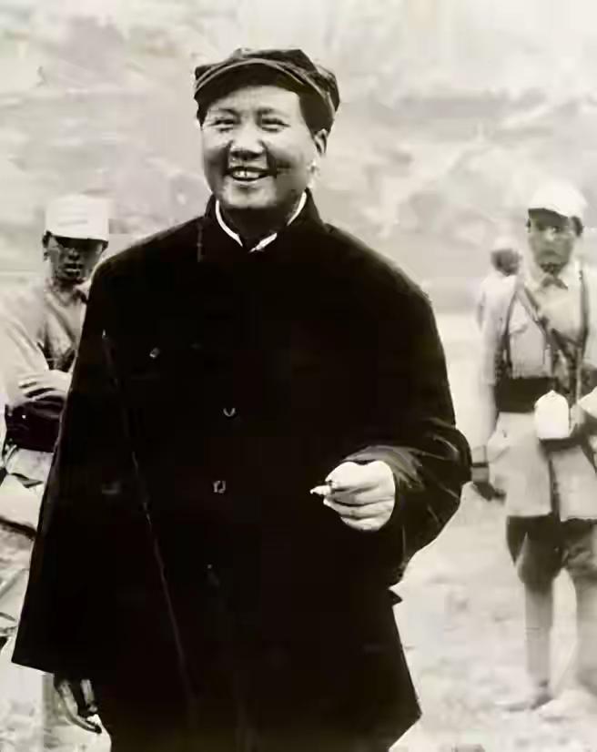 黄克诚回忆说，我们刚到陕北时，国民党曾悬赏，谁要能活捉毛主席，就奖给10万大洋！