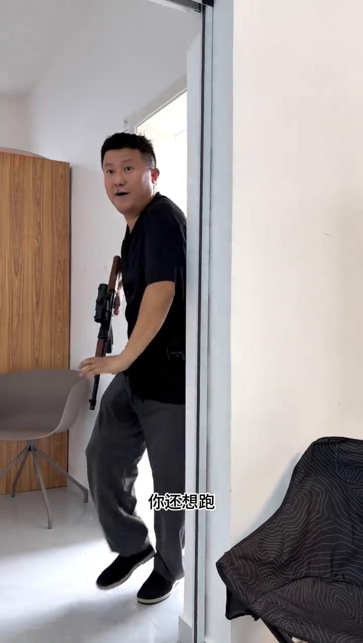 一会，你还想跑？还想跑？你想崩了我是吧？扔了。