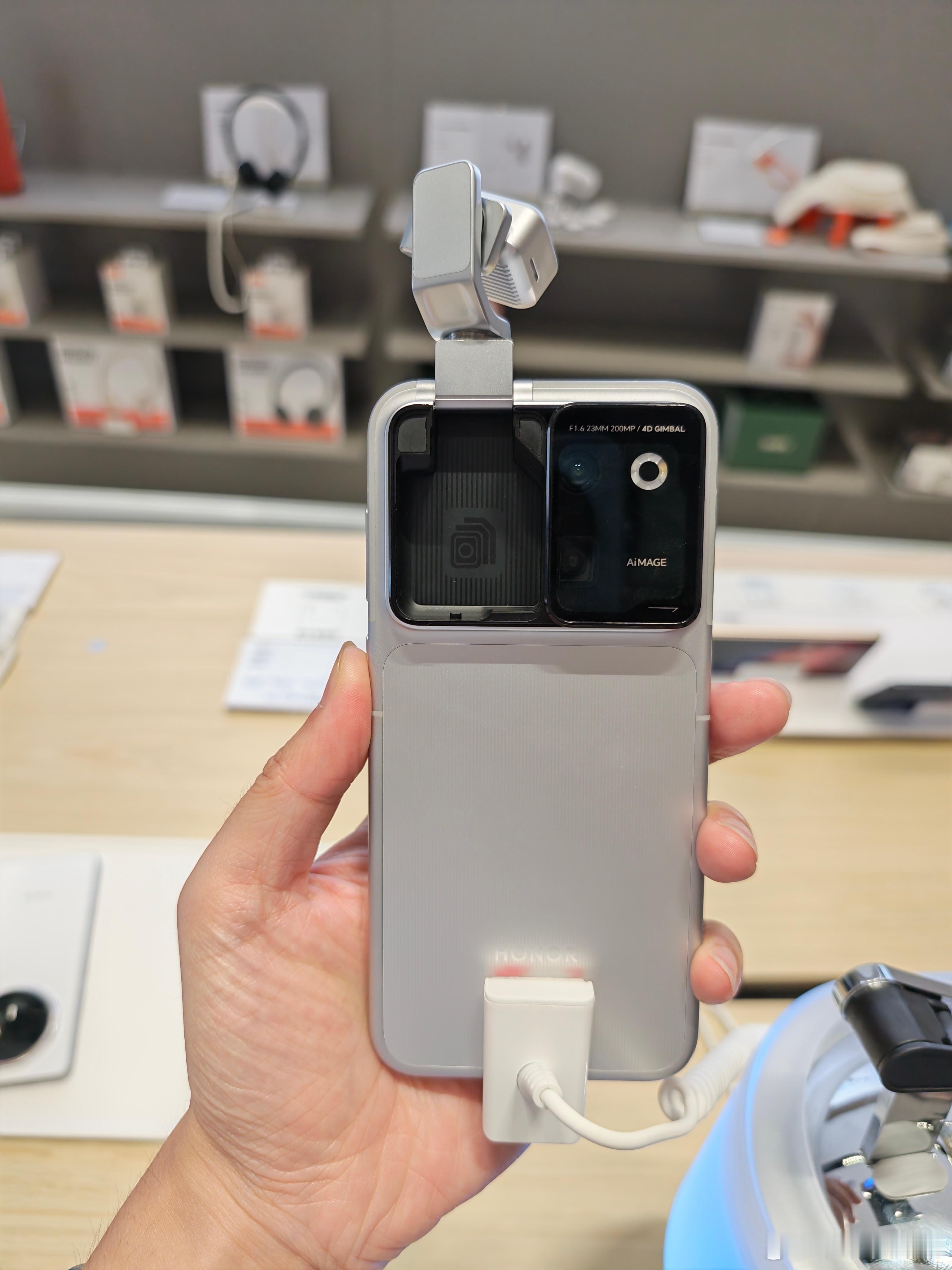 荣耀RobotPhone这云台越玩越停不下来~这手机尺寸拿在手里正好，就是略微有