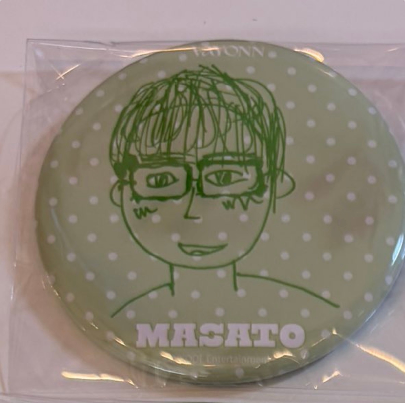 他也太爱那个豹纹眼镜了吧