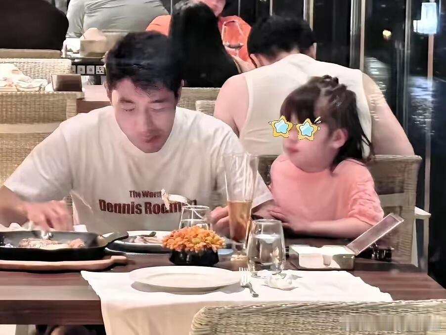 撒贝宁每次被偶遇都在带娃 网友在朝阳公园偶遇撒贝宁遛娃，发现每次私下碰到他，都是