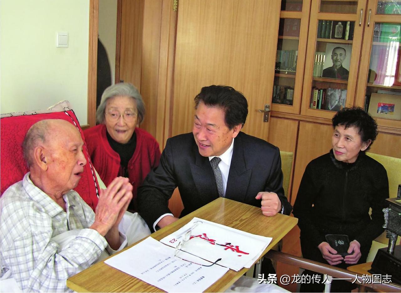 2001年，王永志夫妇祝贺钱老90大寿