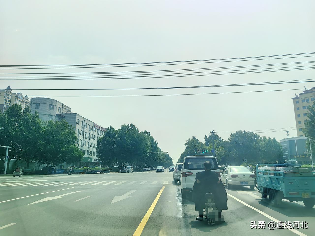 【辛集街头实拍！电动车挤占左转快车道等红灯，安全隐患不小】6月16日上午，在辛集