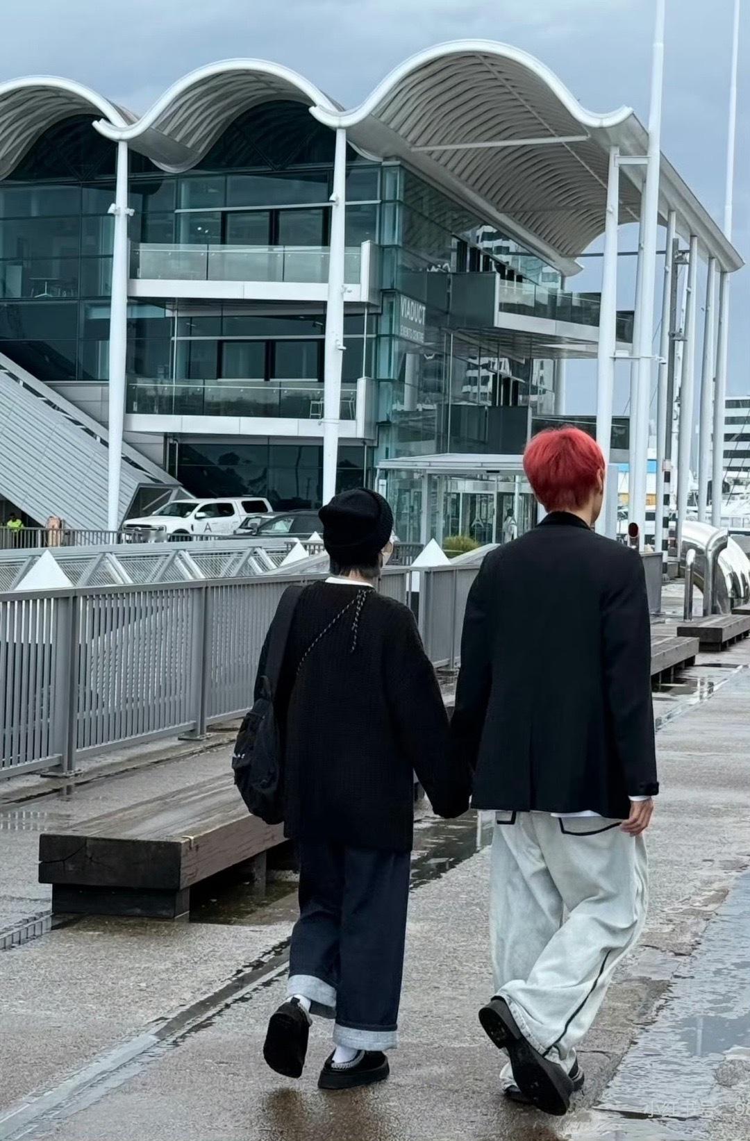 在奥克兰偶遇杨丞琳李荣浩 甜度超标！网友街头偶遇牵手逛街，路人认证杨丞琳本人精致