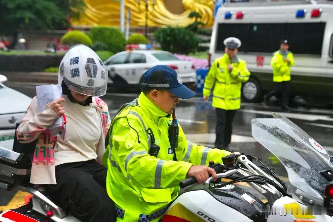 你见过最暖心的送考瞬间是什么：重庆大雨，考生迷路迟到，交警让她坐上摩托，摘下自己