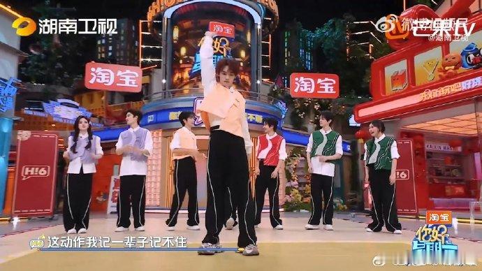 丁程鑫跳舞是统治区你好星期六舞台上的丁程鑫自带光芒，跳舞时的气场和质感，真的让人