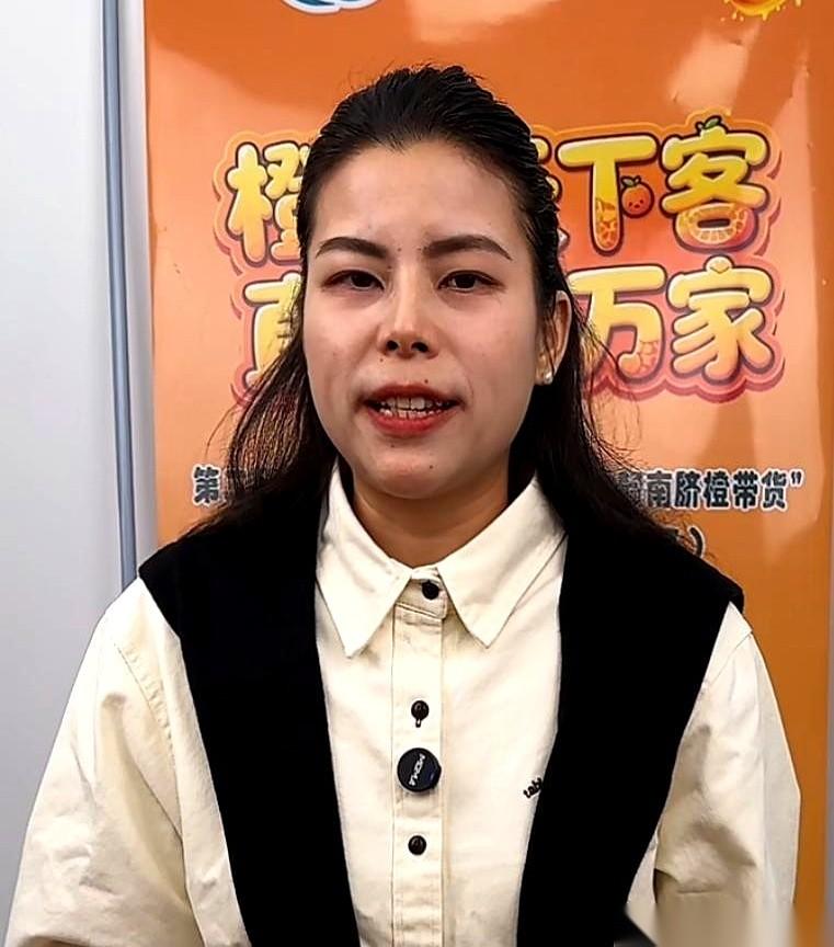 刷到姚家女儿直播了，好久不见。
一露面我就惊了，这兄妹俩，简直一个模子刻出来的。