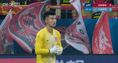 大连英博客场1-0战胜成都蓉城，蓉城6度无缘提前夺冠，英博仅落后蓉城3分，中超夺