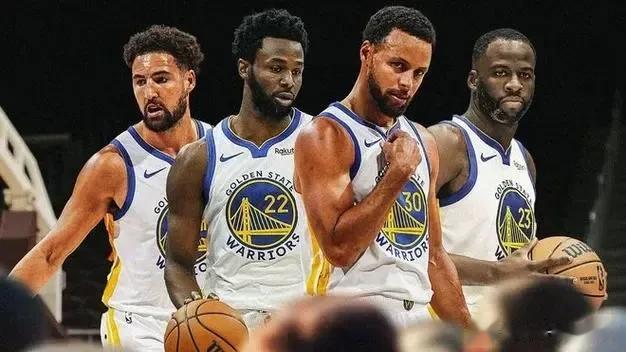 NBA常规赛，勇士客场不敌太阳。克莱-汤普森在关键时刻被科尔换下，在决战时刻，科