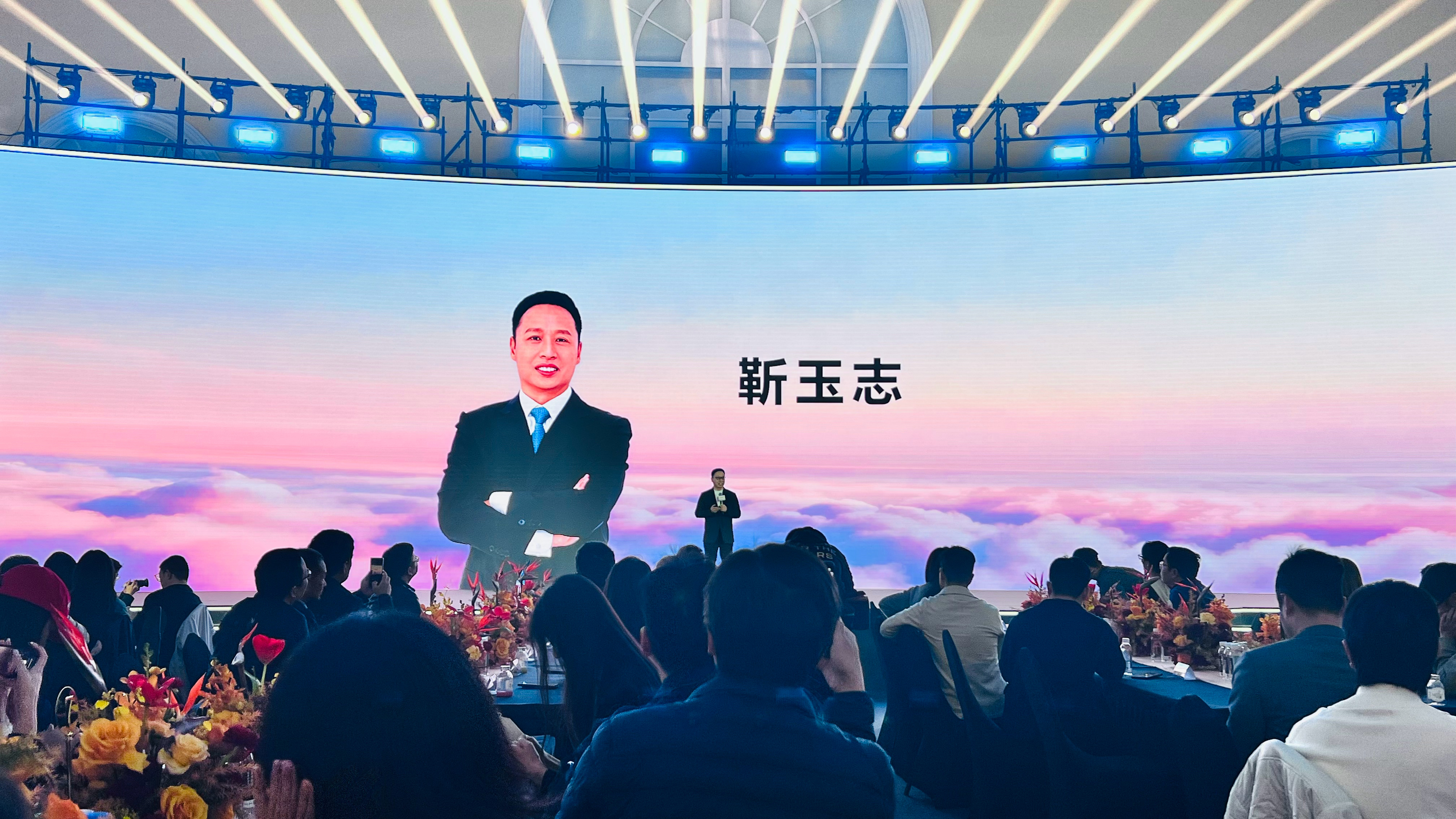 华为乾崑太猛了，关键是，明年（2026年）可能更猛，装车要达到300万辆。靳玉志