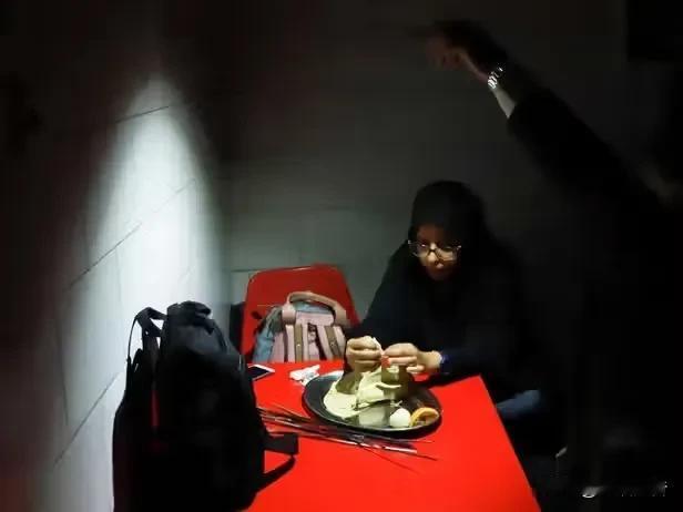 产油大国买电：伊朗的炼油烟囱，冒着无奈的浓烟。

看那根烟囱。白烟还在往天上飘，