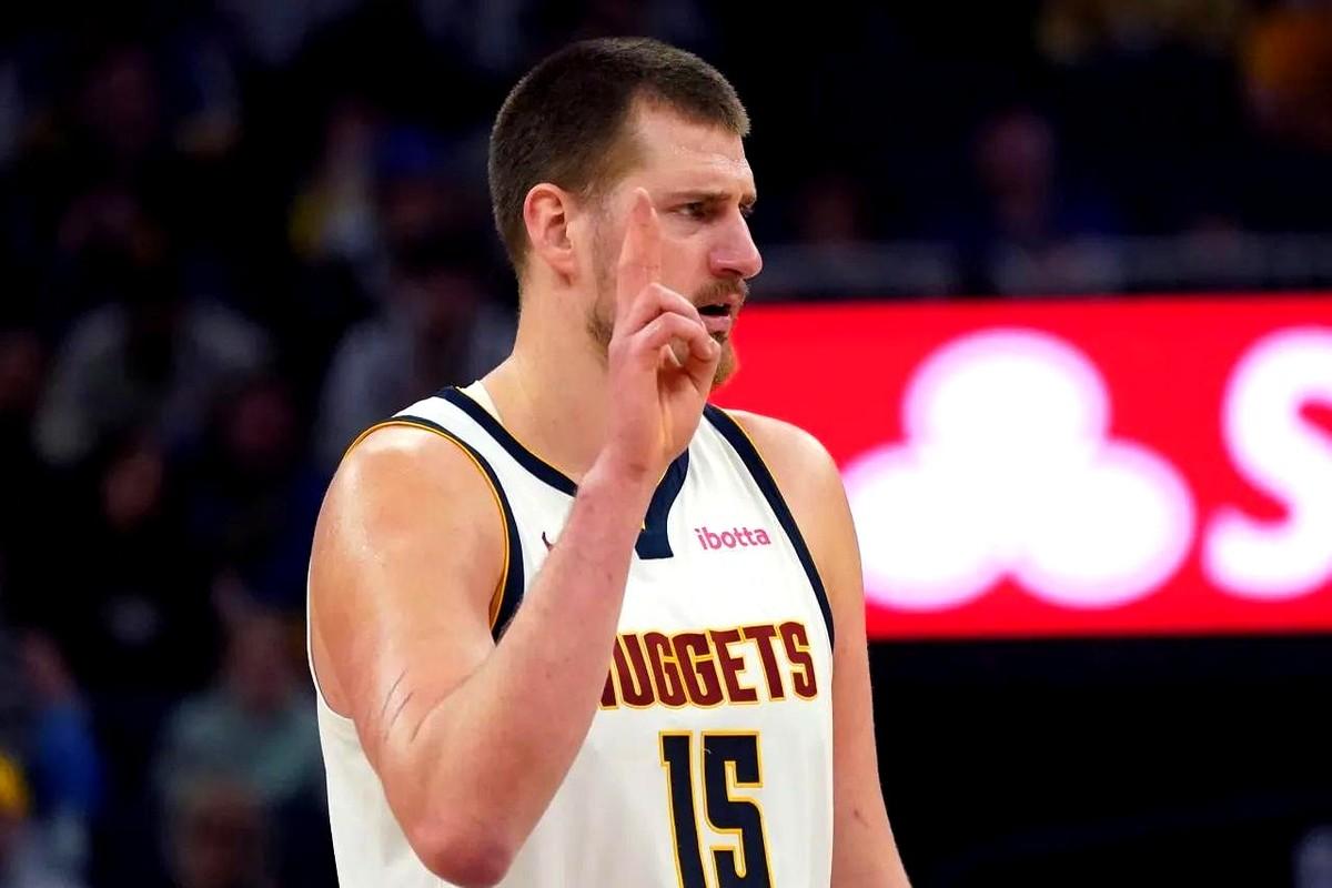 爵士主教练哈迪赛后公开求助：谁懂防守约基奇？请给我发邮件！

真不是开玩笑，他是