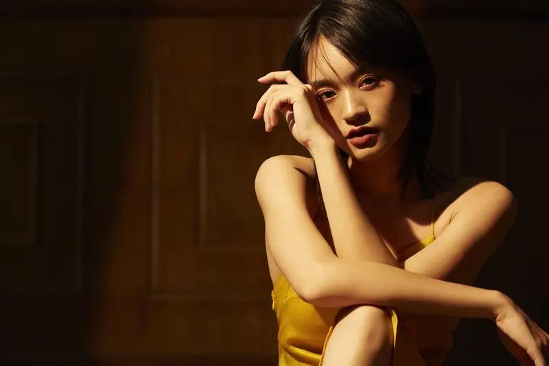 少女演员就医遭粗暴盘问：妇科检查为何成了道德审判？
演员文淇近日在播客节目中回忆