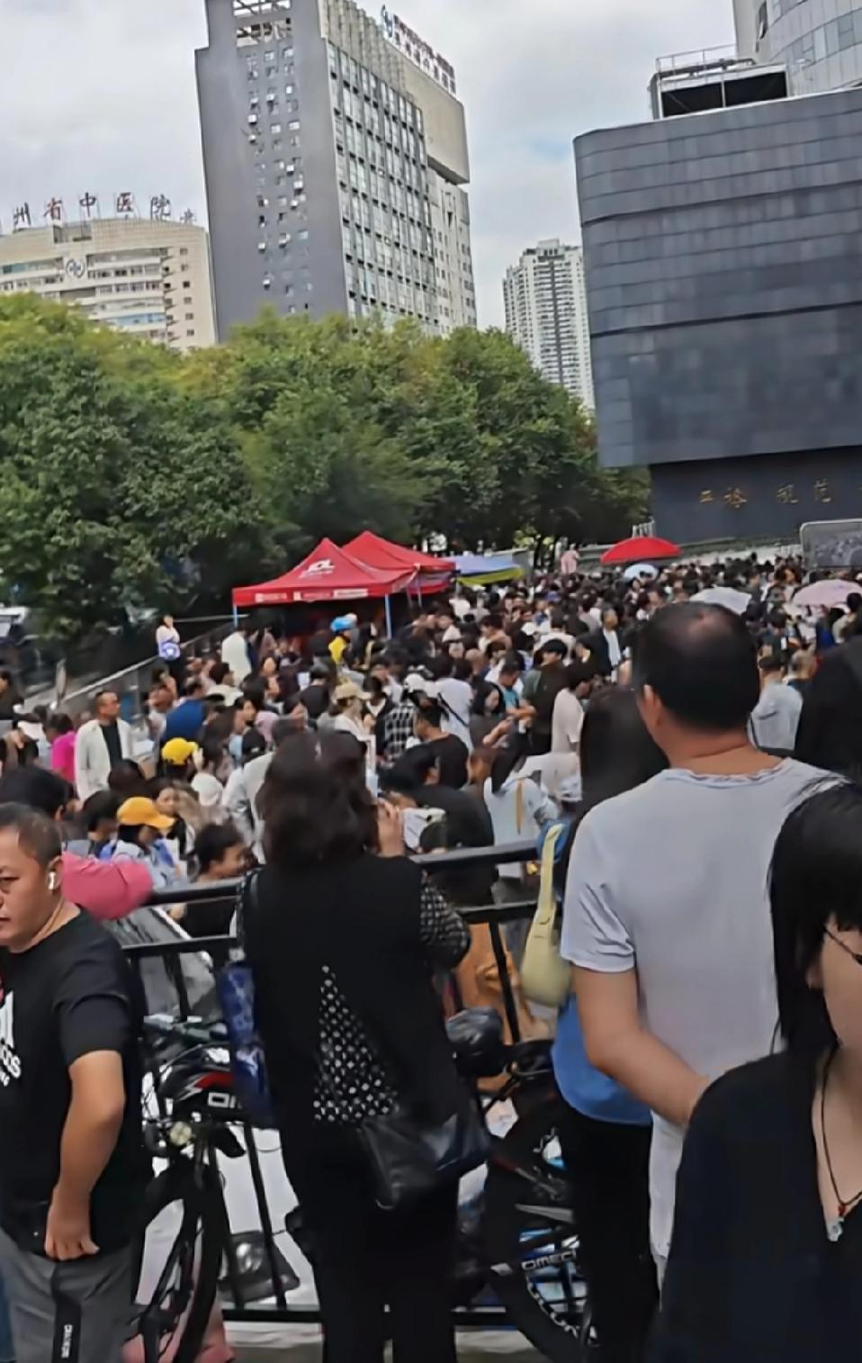 医院门口挤爆人，居然不是看病是抢月饼！
 
医院门口排成长龙，黑压压全是人，你以