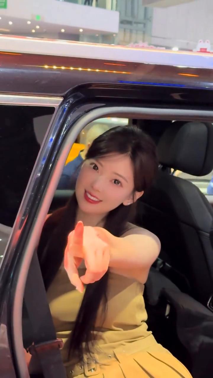 有点热，谁把潘文发录下来发给群？赶紧。对我朋友，他看到了。