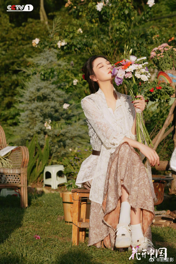 花丛里的张馨予  花丛里的张馨予真的是好美啊，咱们姐姐也是爱花之人。能够感受到的