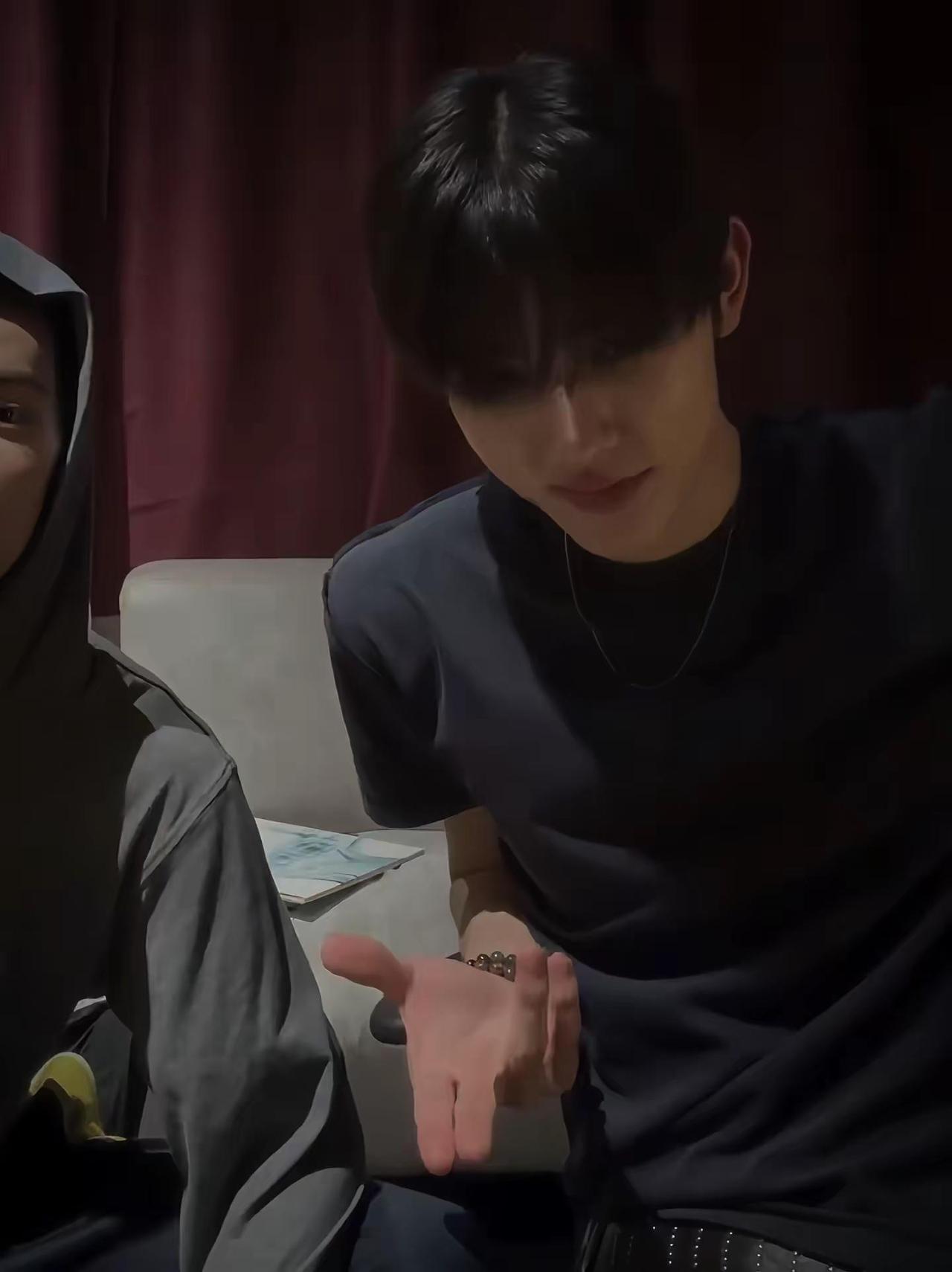 是好男孩吗…严成玹 seonghyeon