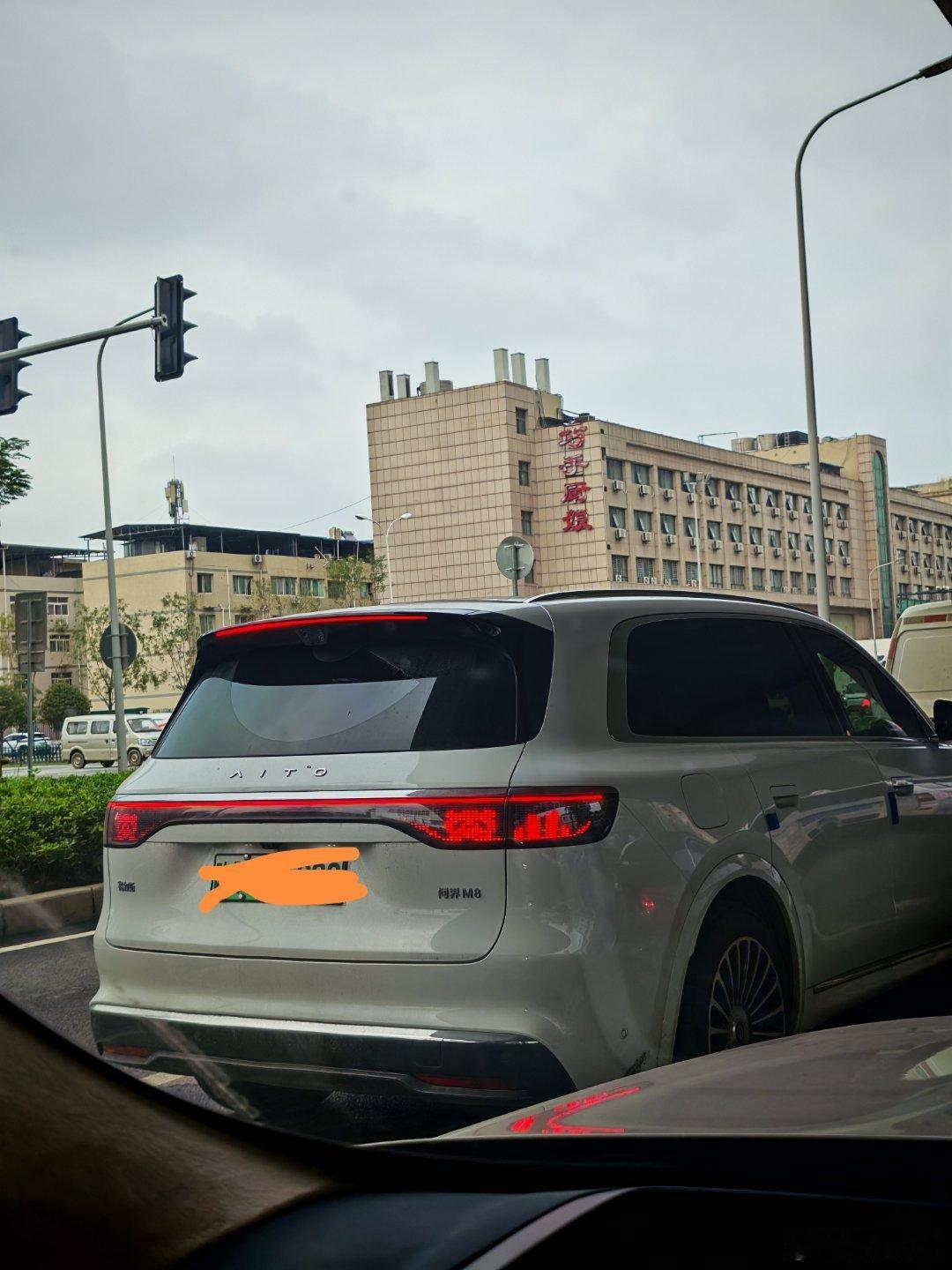 同样的尾灯为啥就问界M8 M9 玩的花样看起来那么舒服呢？？？其他的就是个灯，而