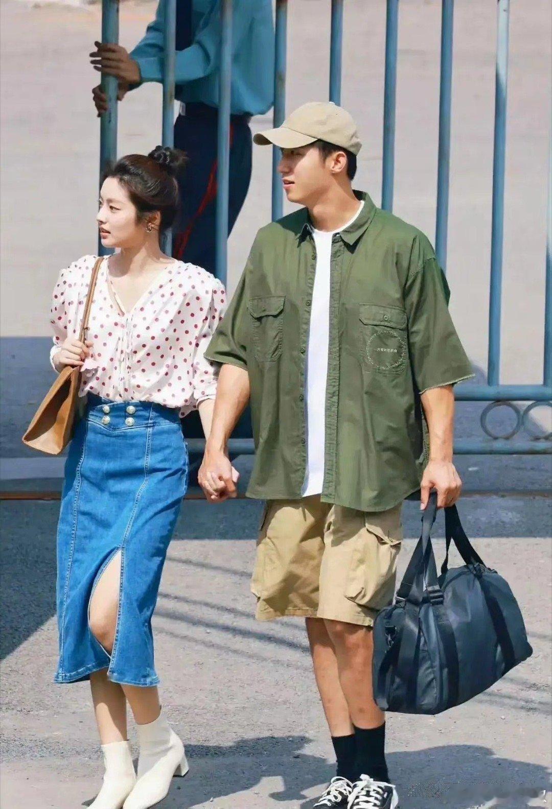 黄景瑜身旁那位女孩是谁呀？真是让人羡慕不已。 