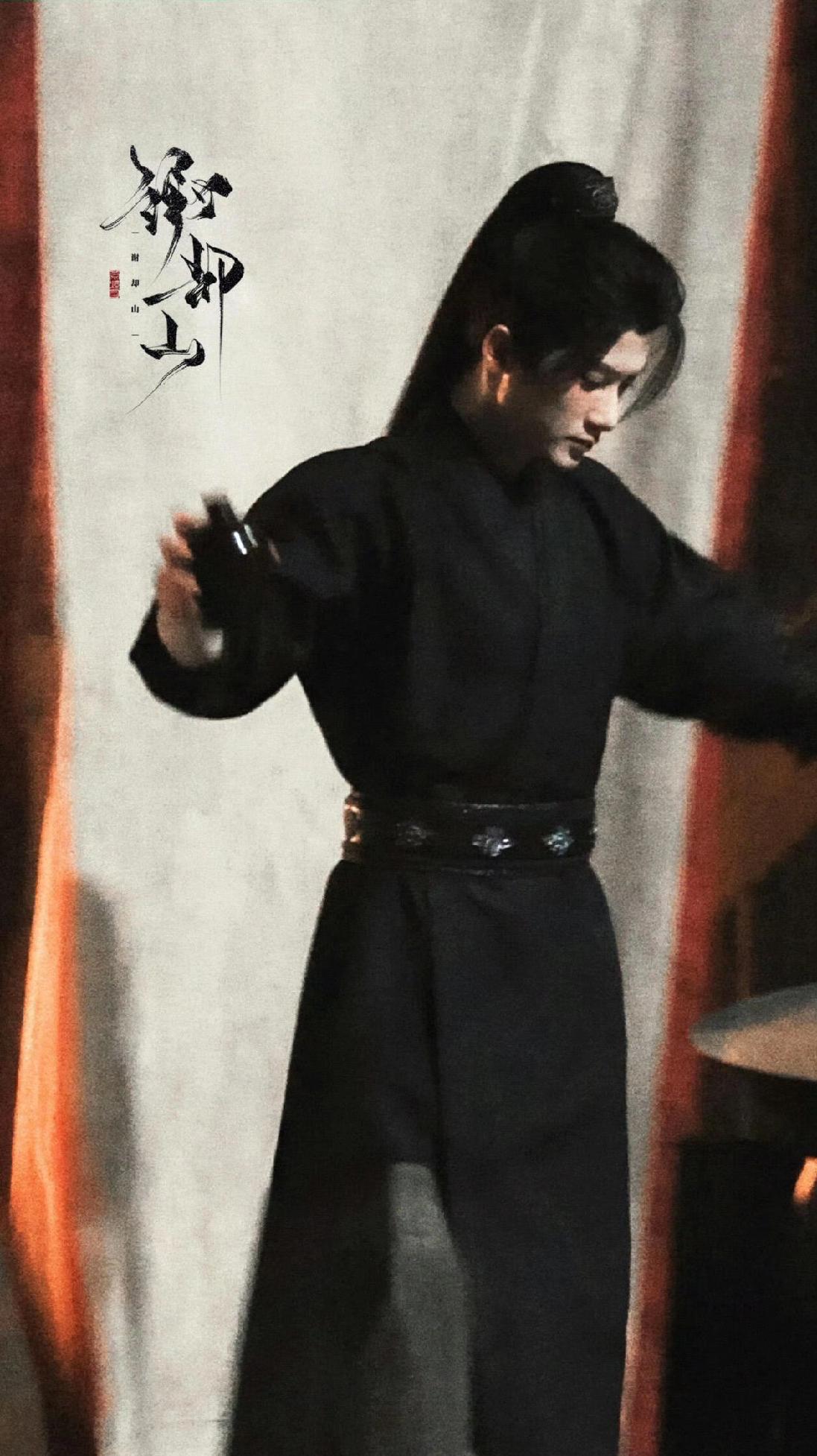 取出密信后，谢却山放走了信鸽，他缓缓的盯着密信上的字，眼睛里满是悲伤，透过这双眼