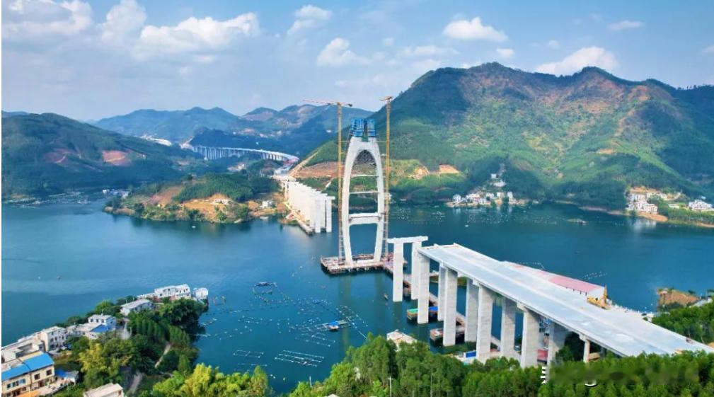 广西的高速公路美如画，但建设过程却异常艰难。

我们开车去旅行时，遇见隧道，一片