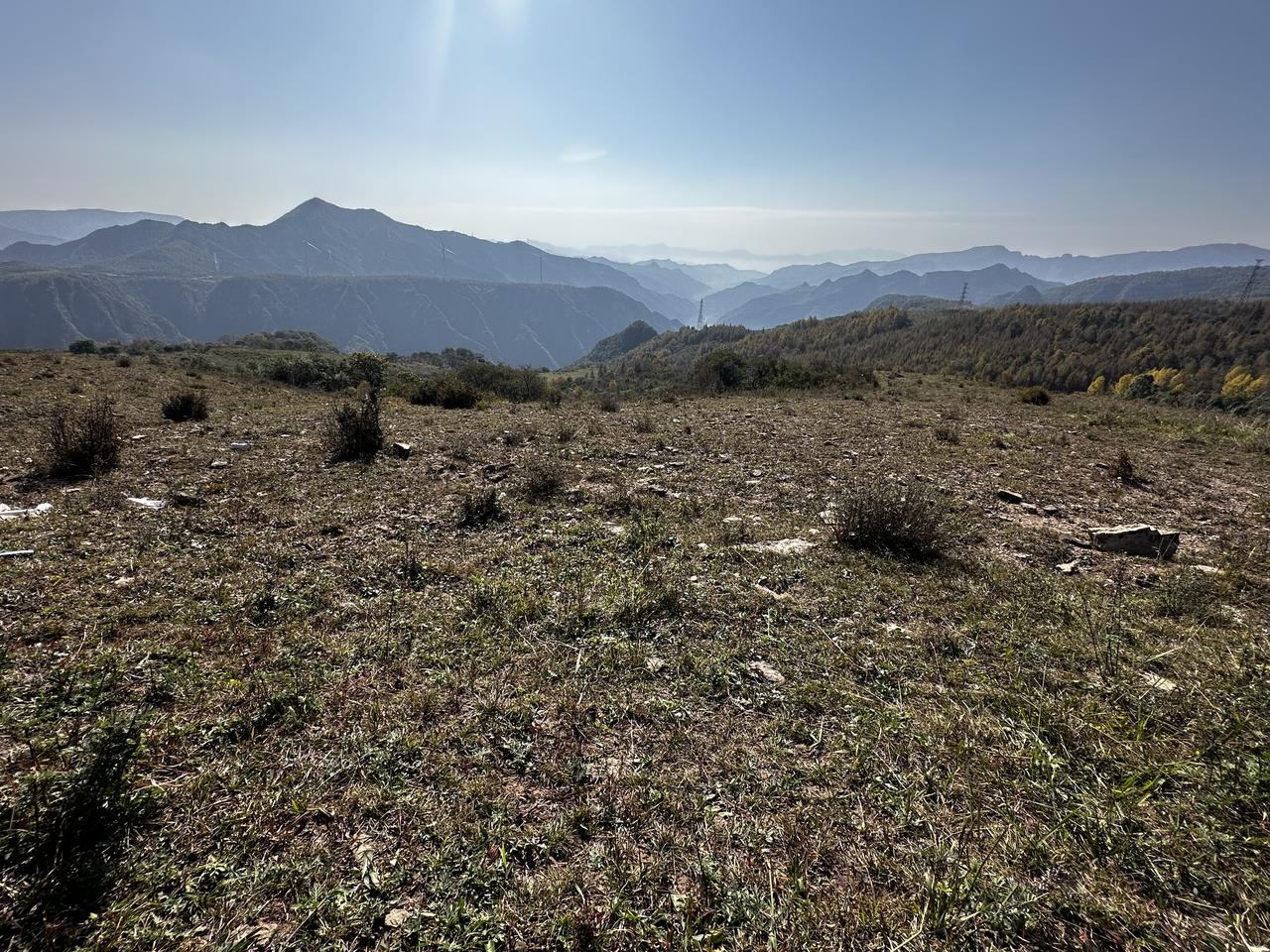 秋日生活打卡季空中草原，秋天的远山和那草