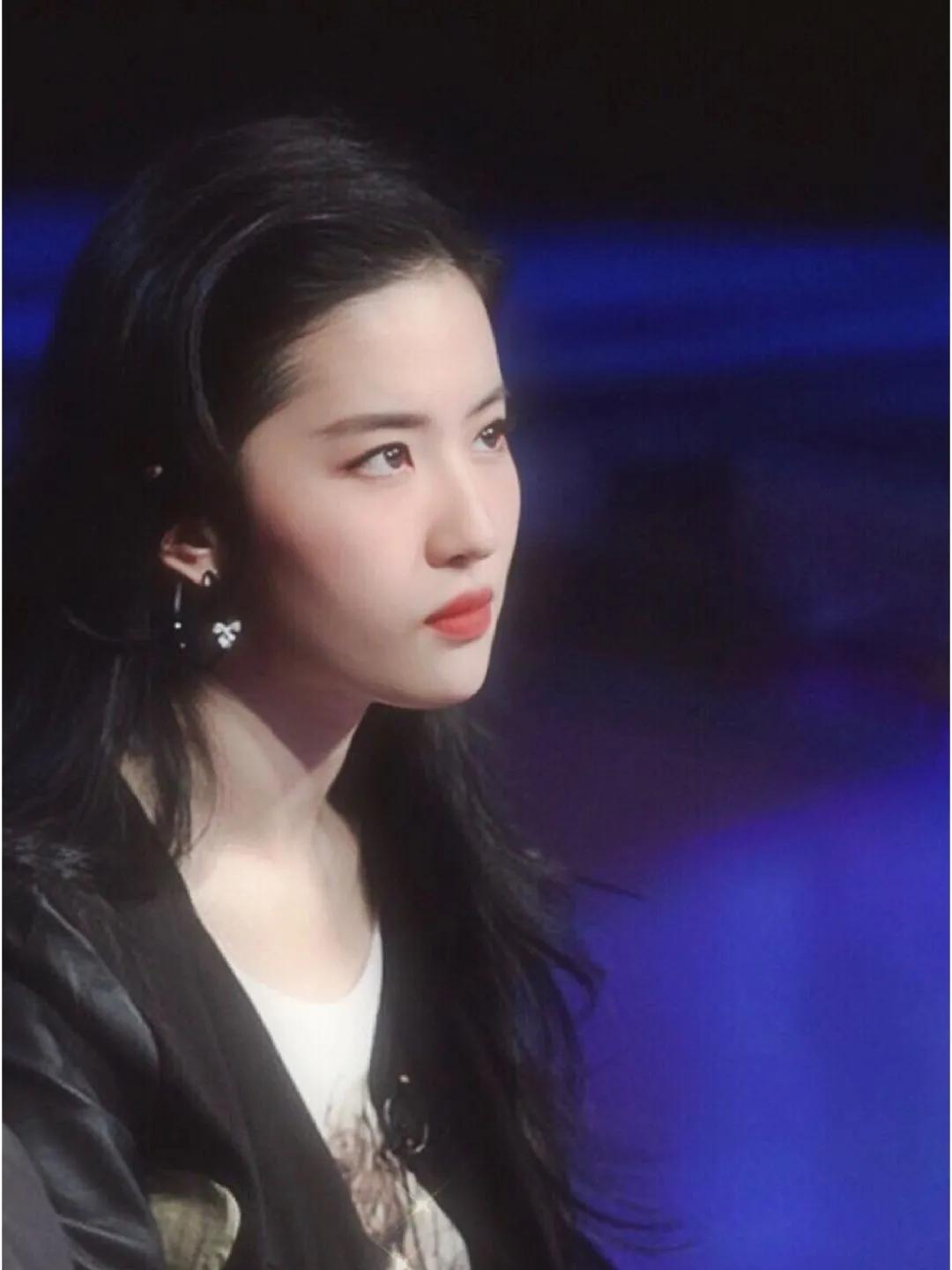 刘亦菲的颜值没有尴尬期，这就是天生美貌的优势~~@刘亦菲  