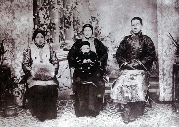 1928年，蒋介石按照家乡的习俗要带着新夫人宋美龄回到家乡，去拜见列祖列宗，完成