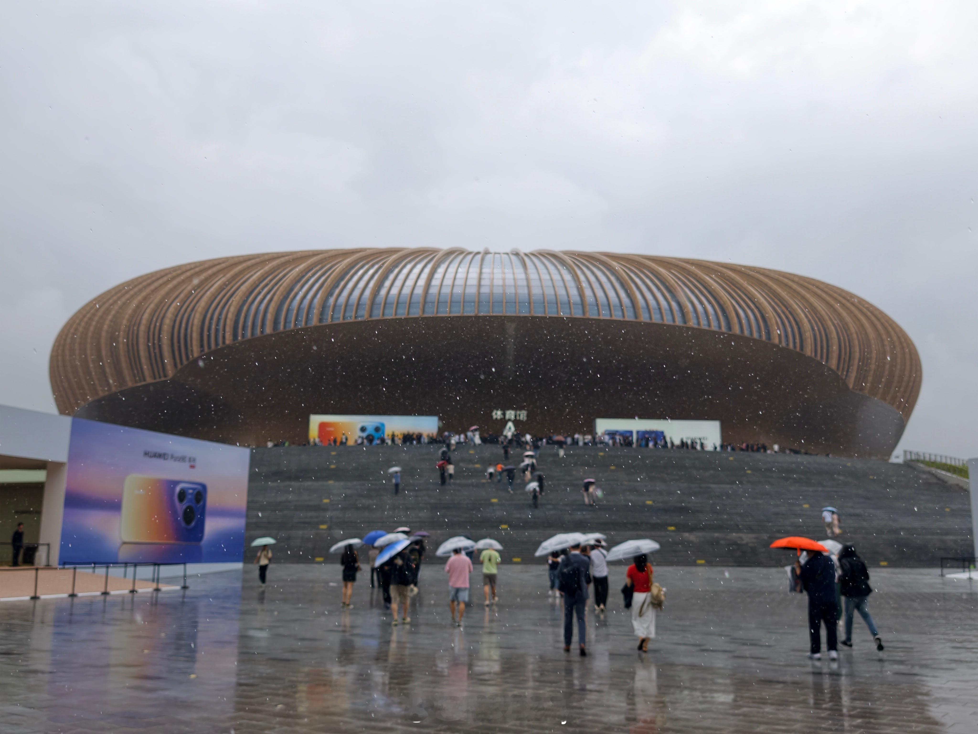 华为Pura 90系列及全场景新品发布会在现场。期待今天的新品。华为Pura90