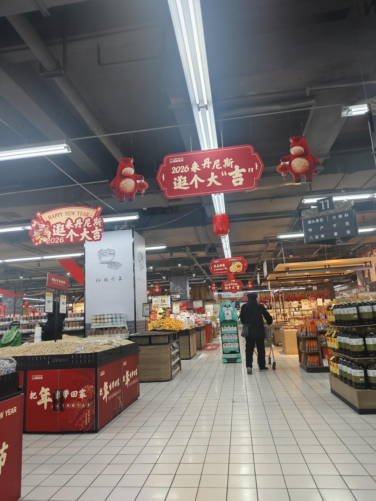 这些开始上来以后，就表明年快到了！

各种糖果。

红彤彤的对联，挂饰，灯笼，只