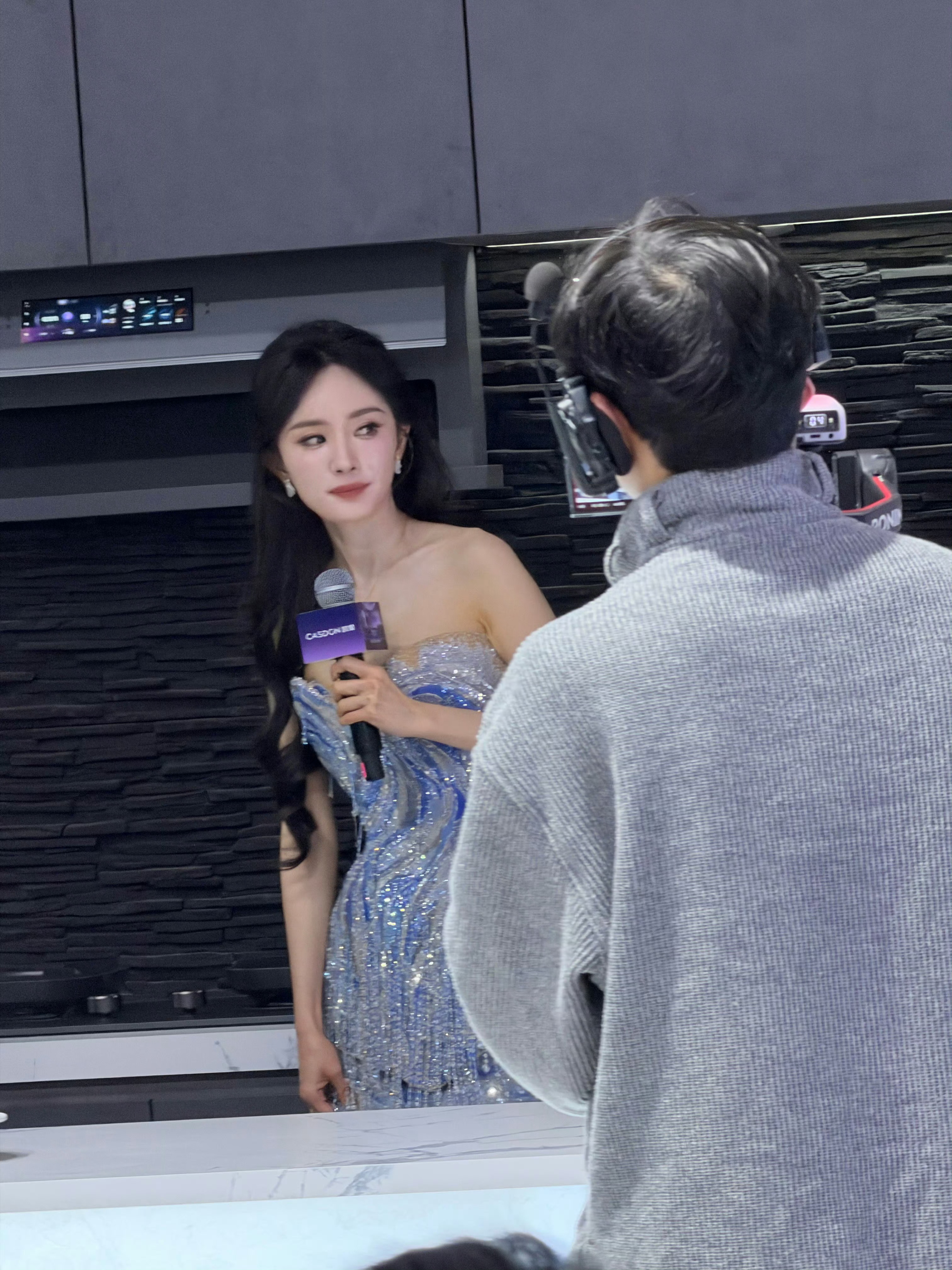 杨幂温柔公主半扎发杨幂把海洋穿身上了今日，杨幂身着蓝色系高定礼服裙现身活动现场，