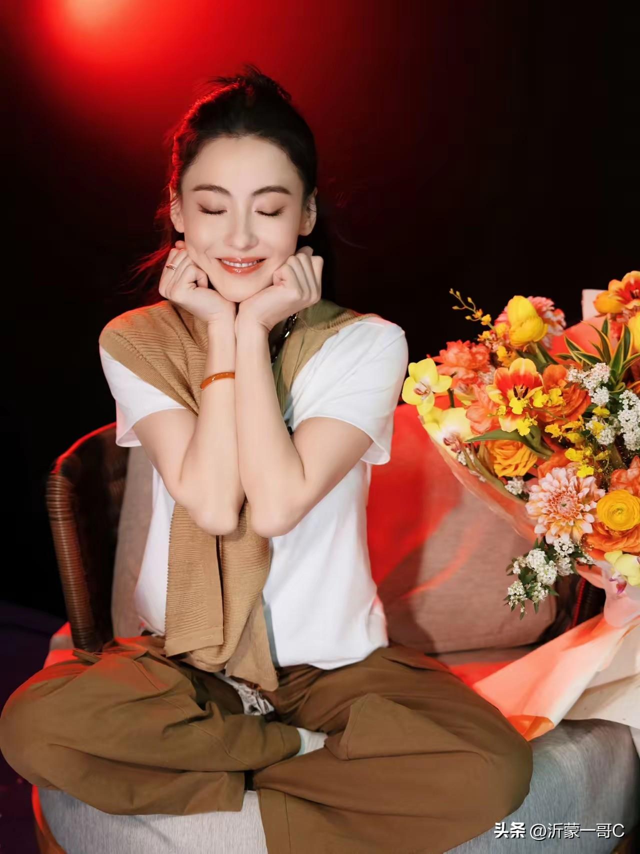 张柏芝真的太美了！双手托腮，身材高挑，紧闭双眼，皮肤白净，绝对的国际巨星，自带气