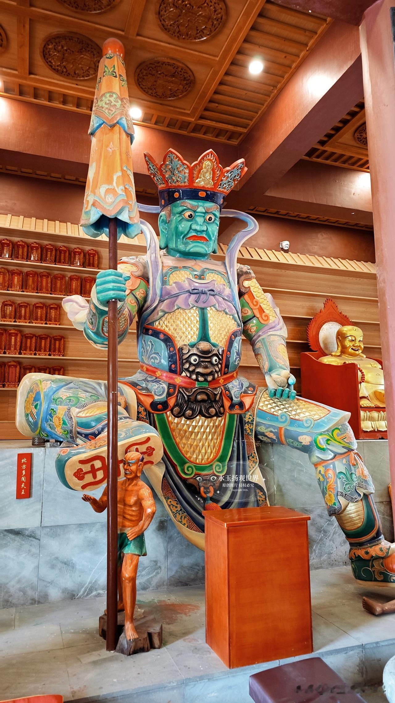 走进新场古镇，青石板路蜿蜒着水乡的温柔，而在古镇南端的烟火深处，南山古寺静静伫立