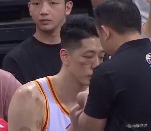 沈梓捷硬汉啊，贴了创可贴强行回归。
打完比赛再去缝针吧。