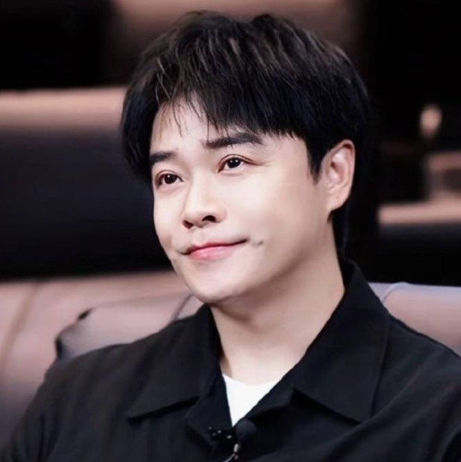 陈思诚这次玩真的。
他让一个想死的人，去照顾一群快死的人。
蒋龙演的章小兵，揣着