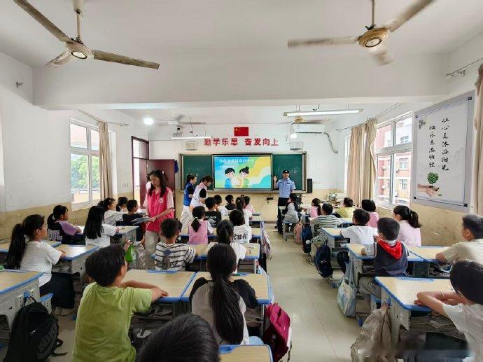 台州志愿者携手民警为少年撑起清朗网络晴空 近日，台州三门县“扫黄打非”办联合珠岙