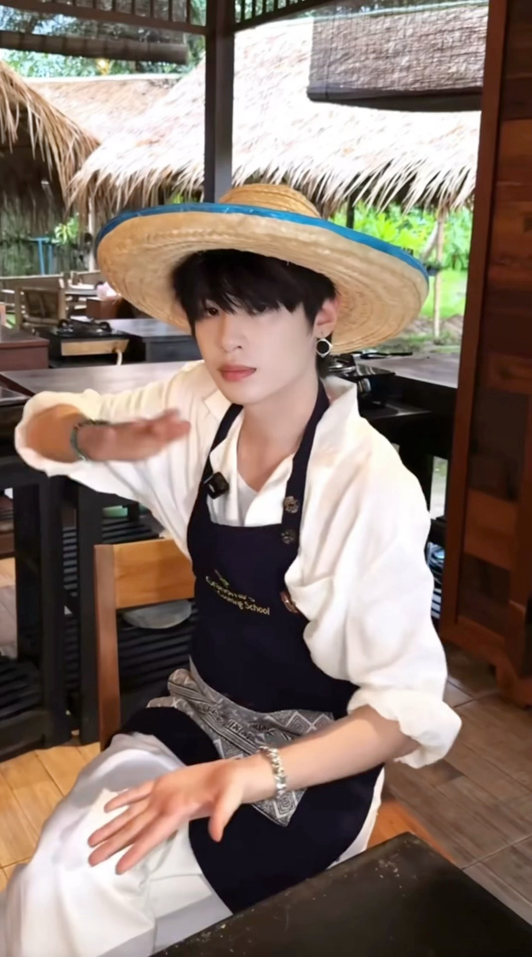 黄明昊美食转场 黄明昊美食转场视频来啦 昊大厨请你吃美食 饭香明昊更香😍 