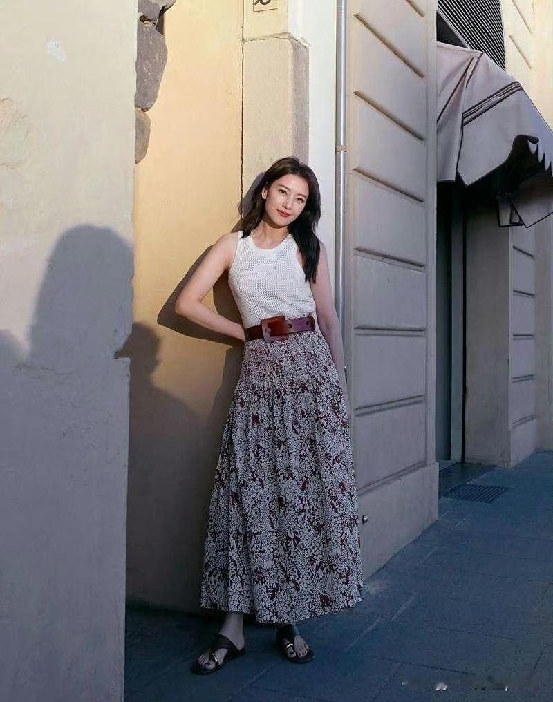 高圆圆这身真是把“云淡风轻的美”刻进骨子里了！
镂空背心是恰到好处的小性感，碎花