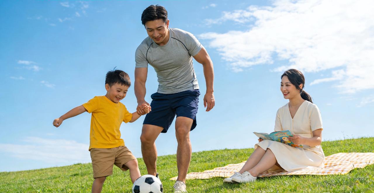 对孩子最好的教育，其实就这几件事
 
养孩子，不用拼家境、不用砸重金，
真正决定