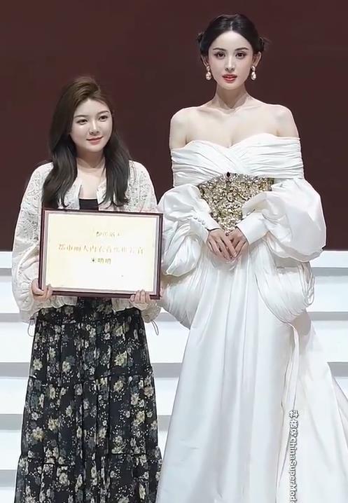 左边已经是美女 娜扎美成神仙了 娜扎与一位素人美女的同框，网友认为素人美女已经很