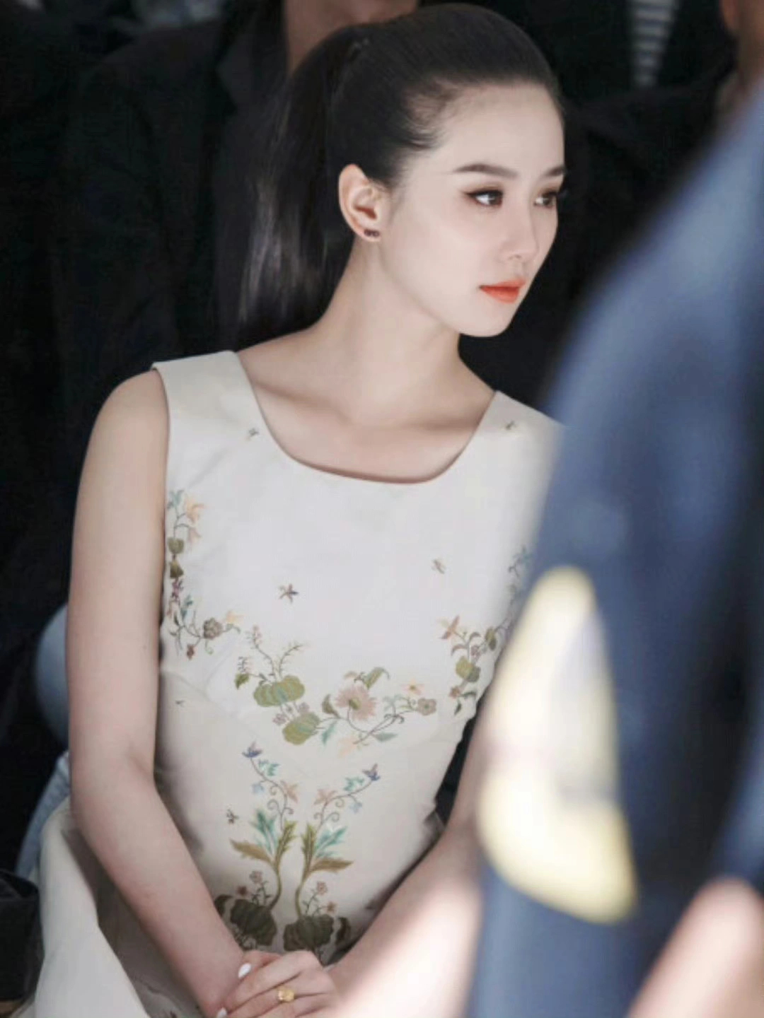 刘诗诗早期看秀 大光明贴头皮造型 