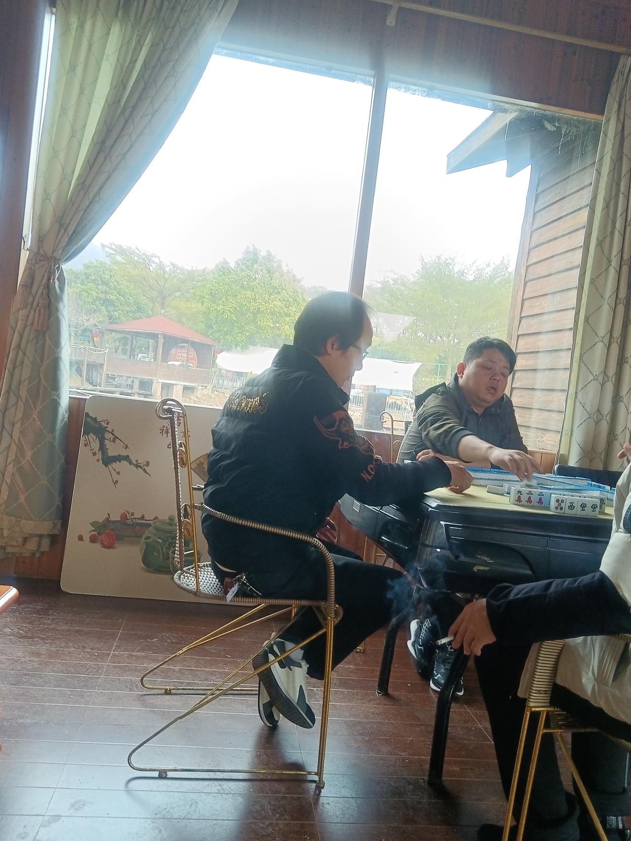 愿意吃亏的人，往往不吃亏

他做了90%的人眼里的傻事，最后做成了90%聪明人没