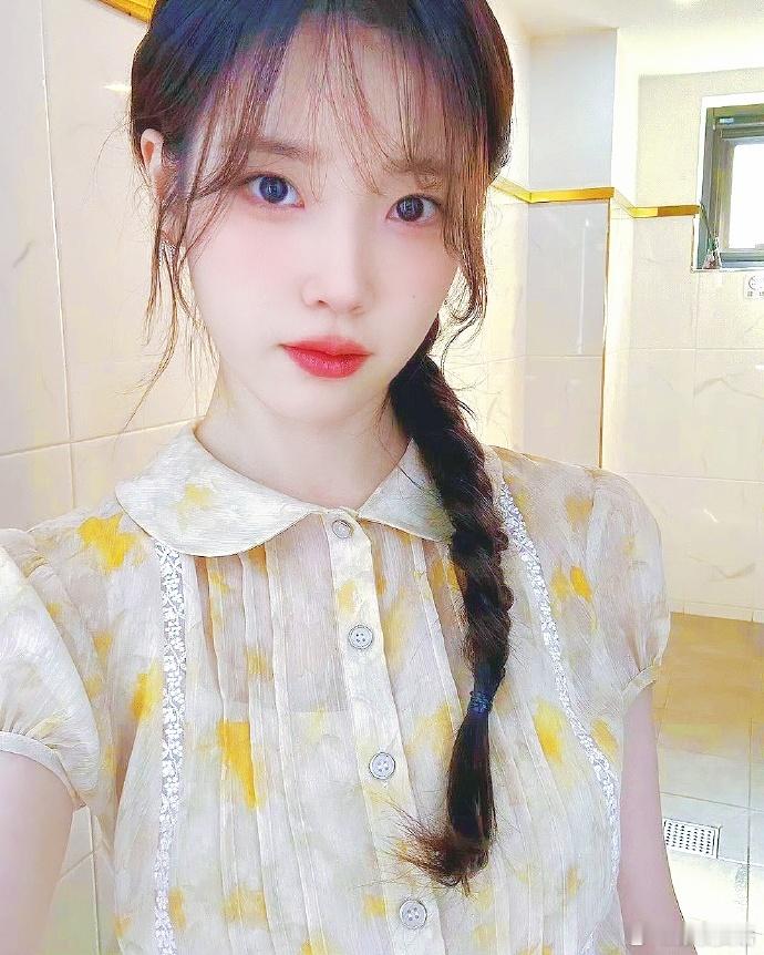IU李知恩｜💛- ​ ​​​