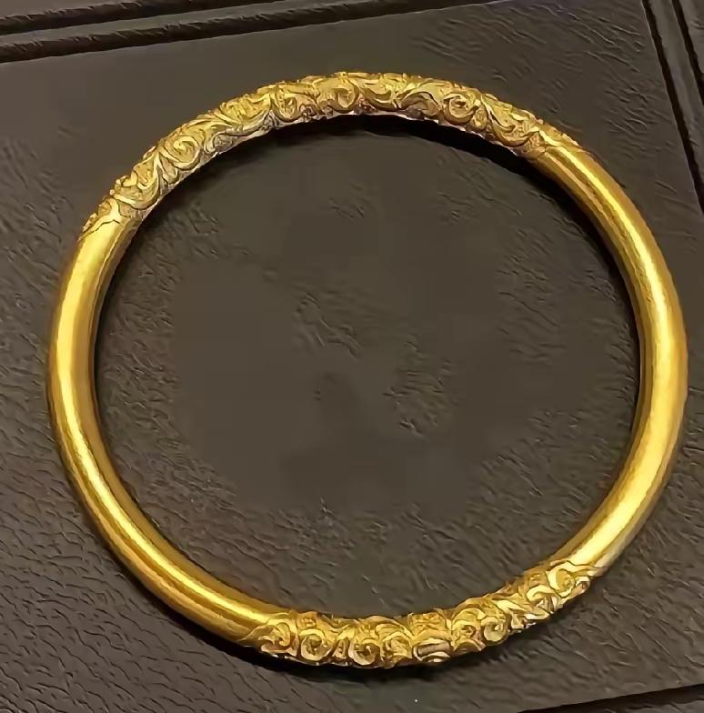 现在的金店估计真要愁哭了
不是价格太贵没人买
而是年轻人买金的套路早变天了！
