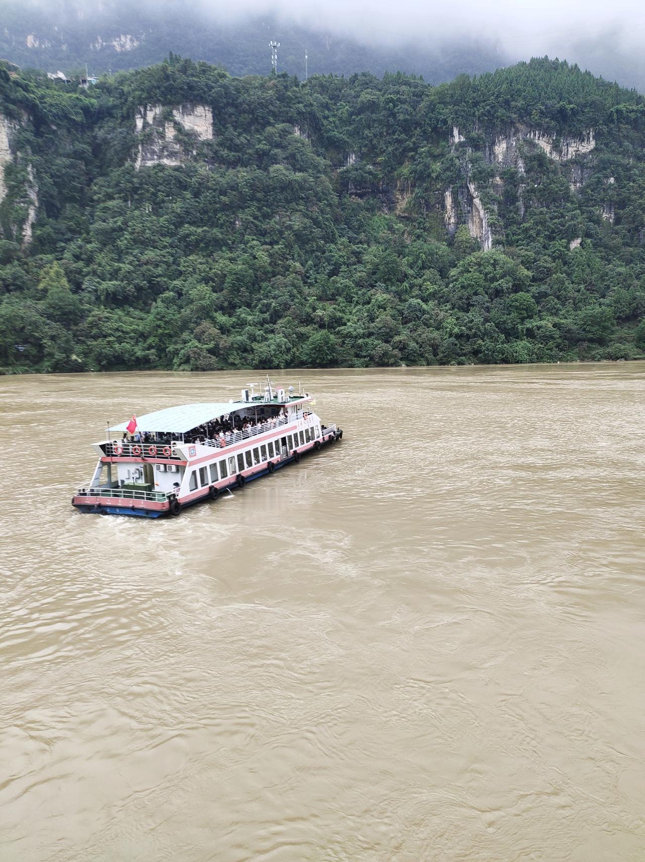 赚十万很容易，存一万很难
过年了回村，路上遍地都是宝马奔驰奥迪，我真的自卑，一辆