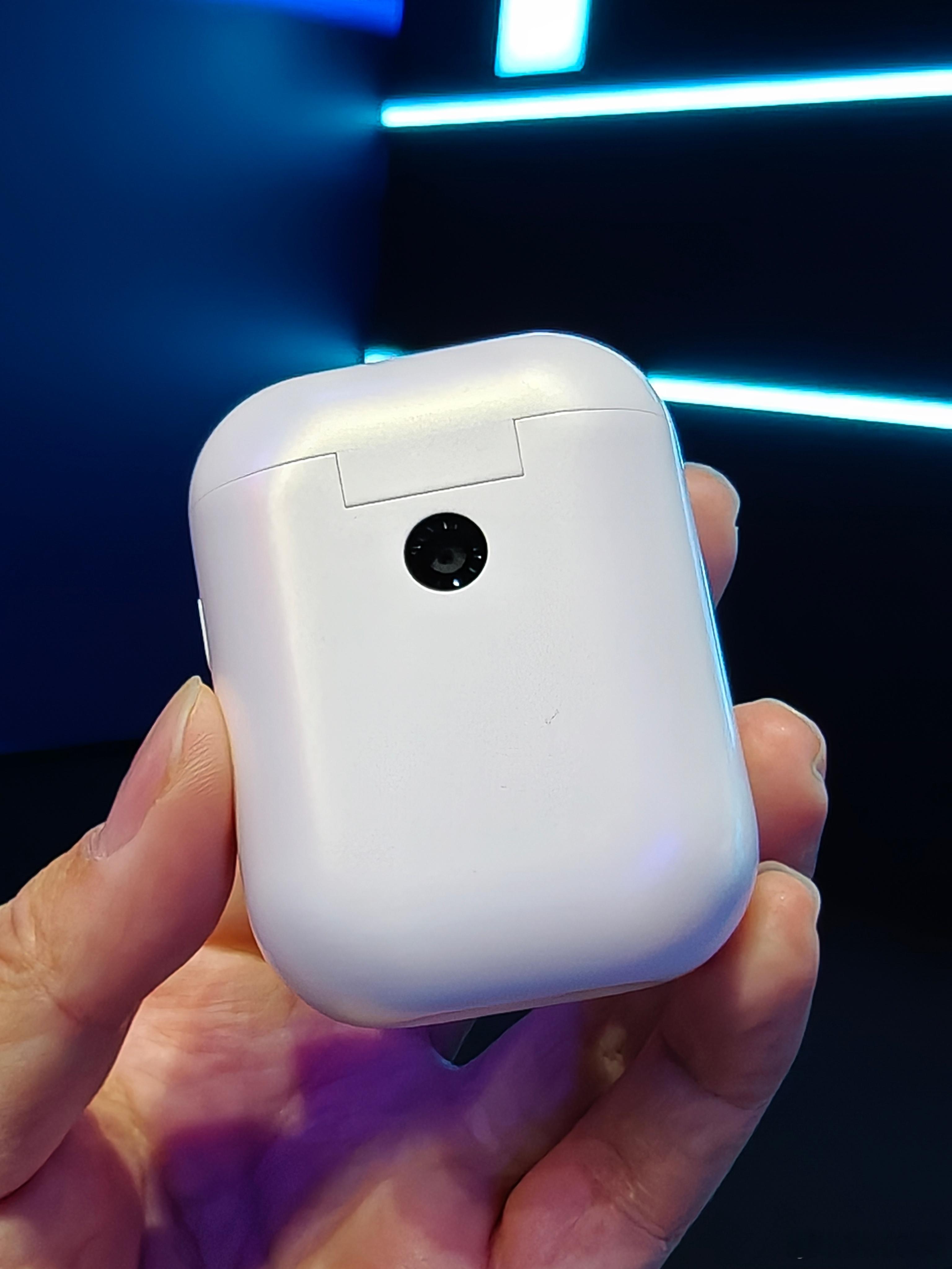 在荣耀WIN发布会现场看到一款非常有趣的荣耀亲选真无线耳机，不仅仅有显示屏，竟然